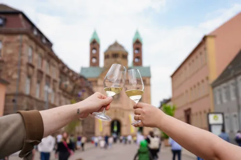 Wein am Dom Weißwein Anstoßen